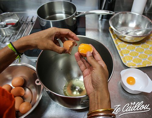 4-atelier-patisserie-folies-sucrees-casser-oeufs