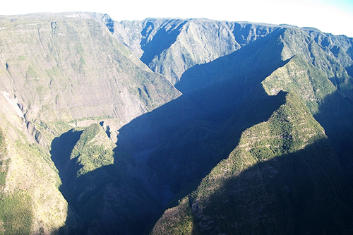 rempart_grand_bassin_nouloutou_ile_de_la_reunion_location_voiture_Par Regulator974 — Travail personnel, CC BY-SA 3.0, https://commons.wikimedia.org/w/index.php?curid=22039472